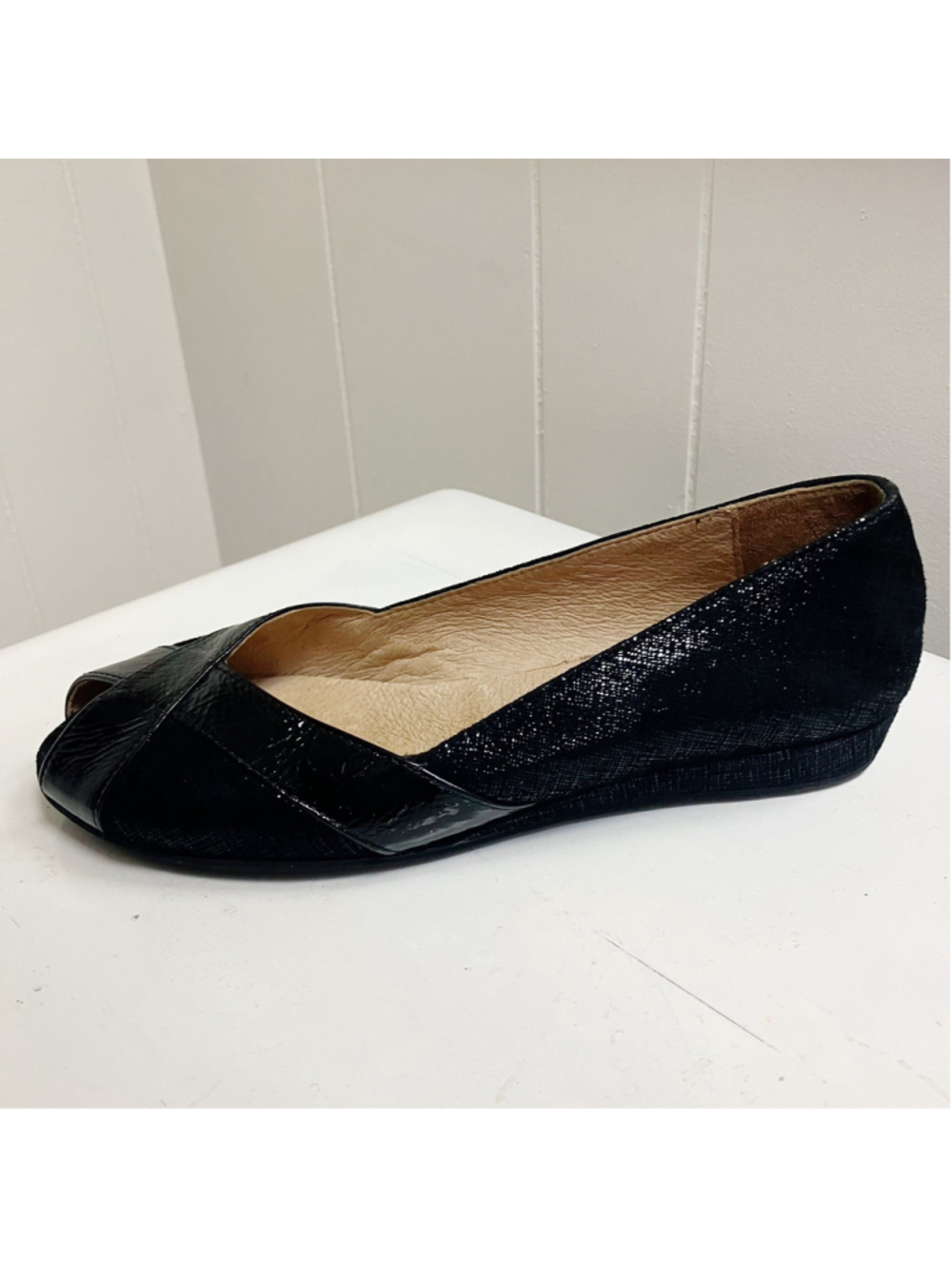 Luxury Italy FS NY Patent Leather Low Wedge Peep Toe SZ 7 Black Classic Office - Picture 10 of 10